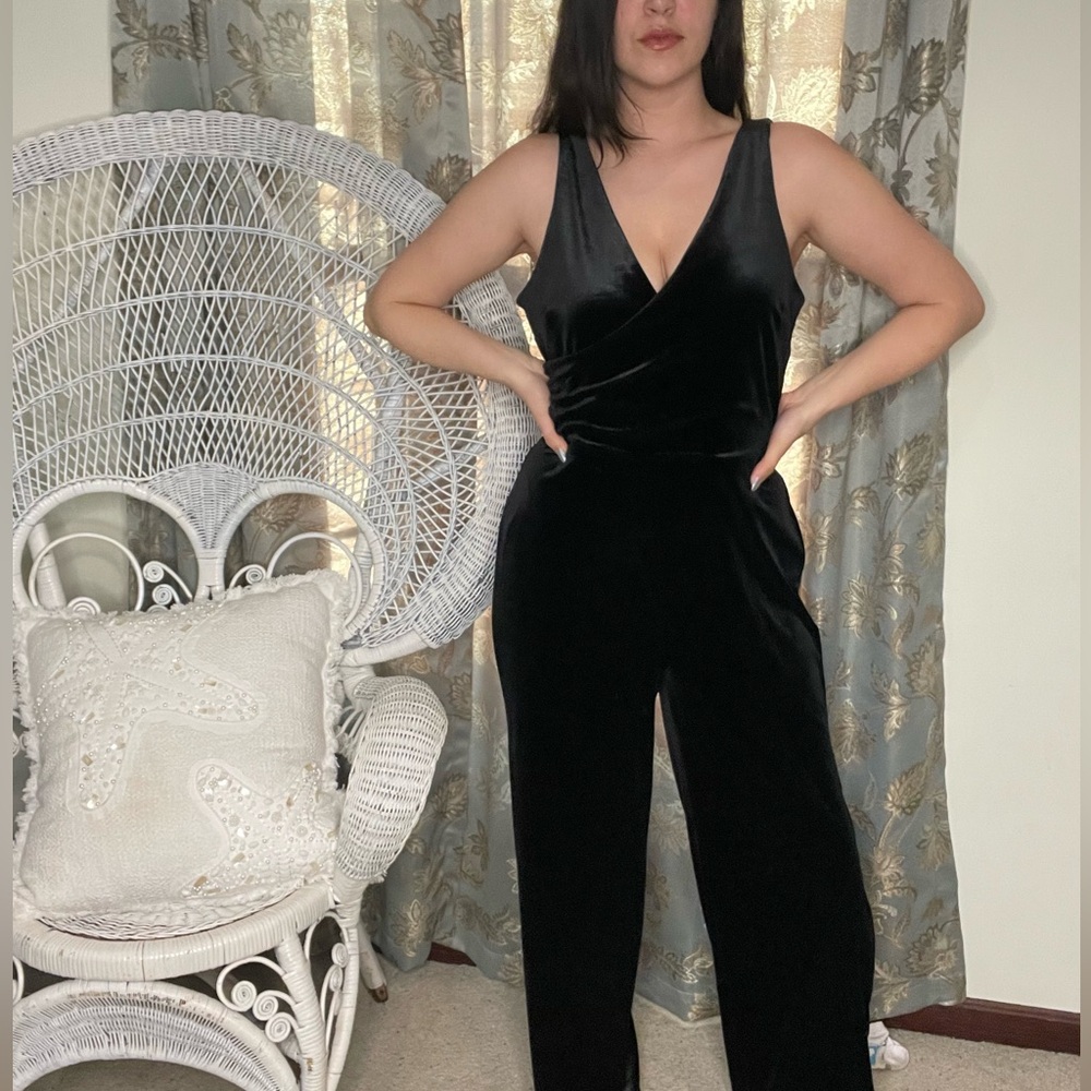 Banana Republic Black Velvet Womens Size Medium Wrap V-Neck Sleeveless Jumpsuit